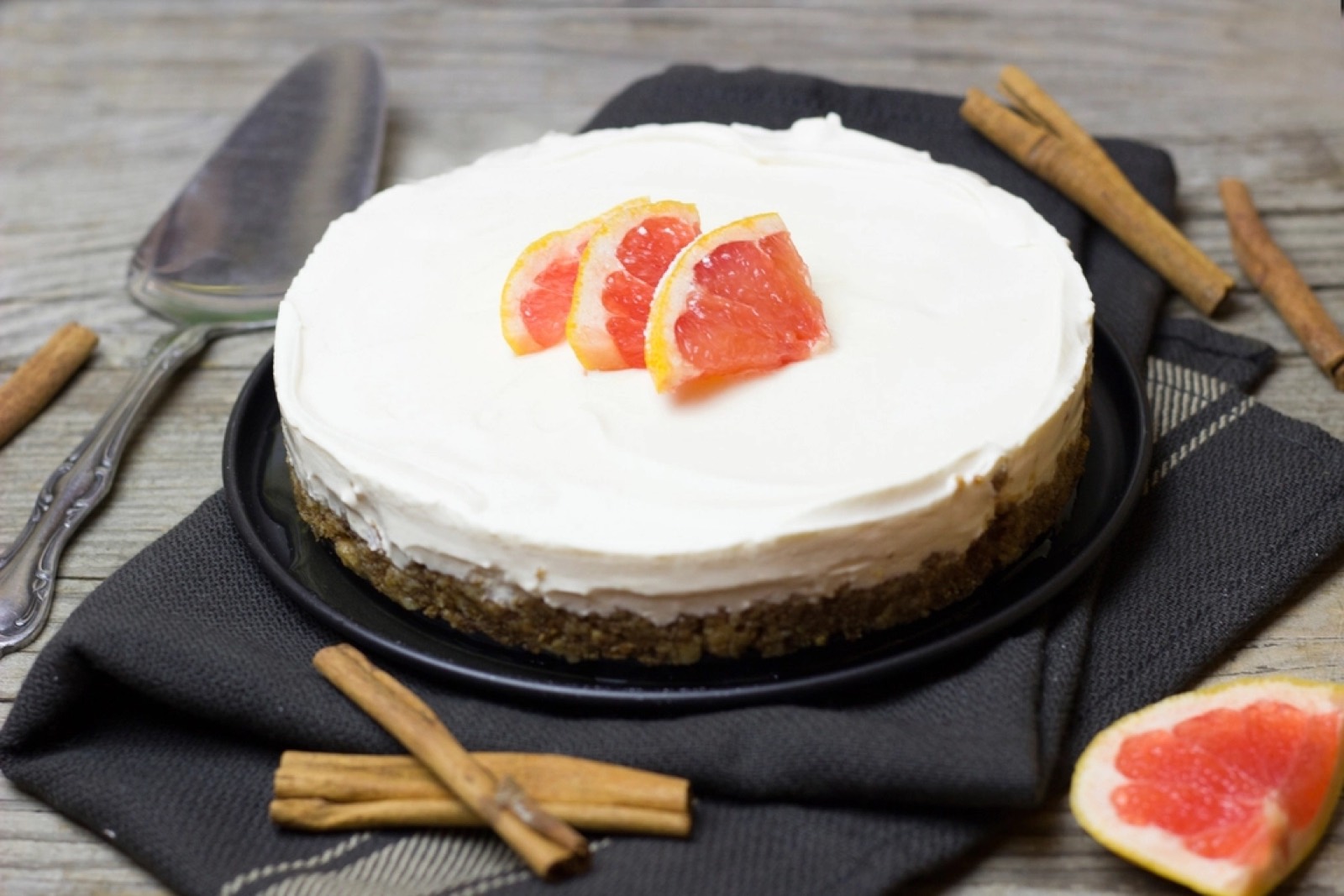 Grillázsdíszes esküvői torta, illusztráció